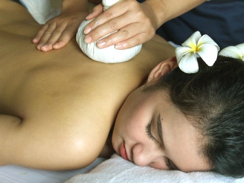 Therapeutische Massage met kruidenstempel